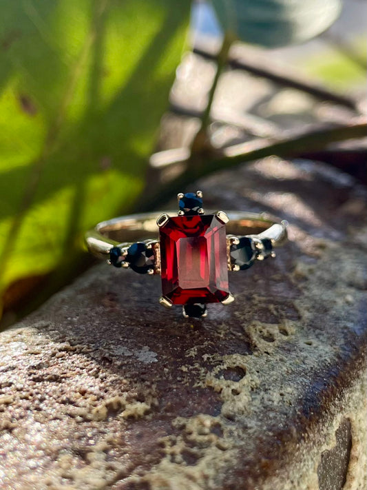 9ct Yellow Gold Garnet & Sapphire Ring