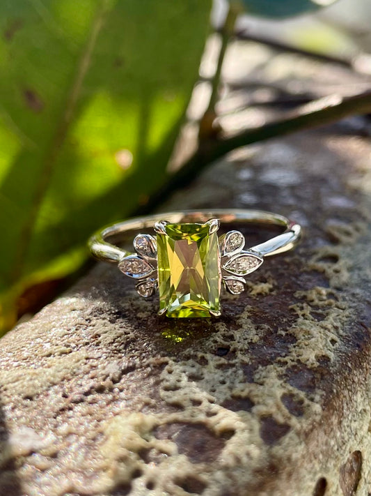 9ct Yellow Gold Peridot & Diamond Ring