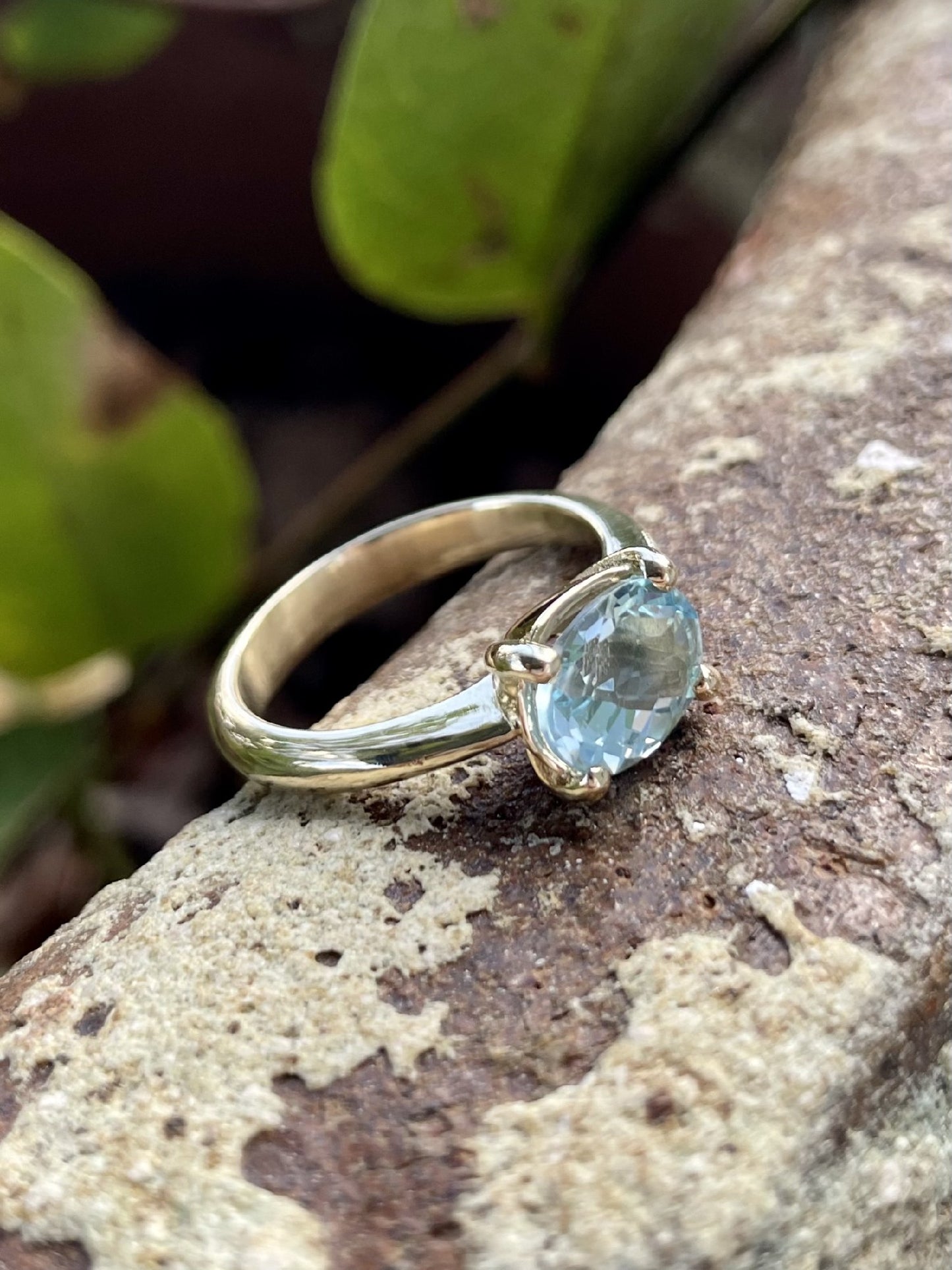 9ct Yellow Gold Blue Topaz Ring